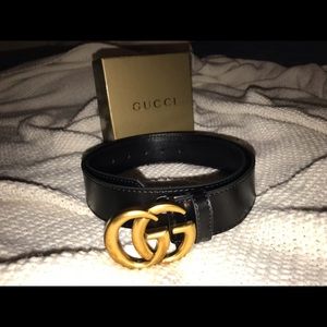 Black leather Gucci belt